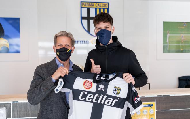 El propietario del Parma ficha con Man, uno de sus últimos fichajes.