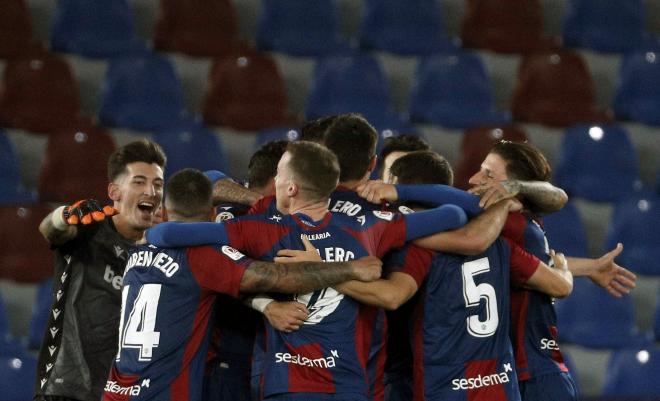 Los jugadores del Levante se abrazan para celebrar el pase a las semifinales de la Copa (Foto: EFE)