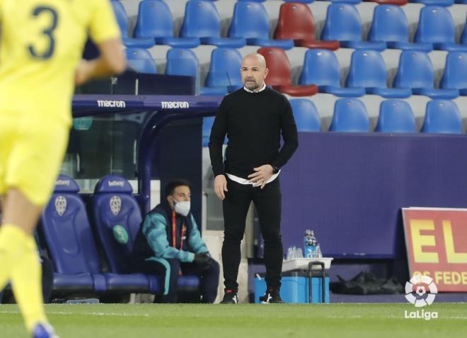 Paco López observa a sus jugadores desde el área técnica en la eliminatoria de cuartos de final contra el Villarreal en el Ciutat. (Foto: LaLiga).