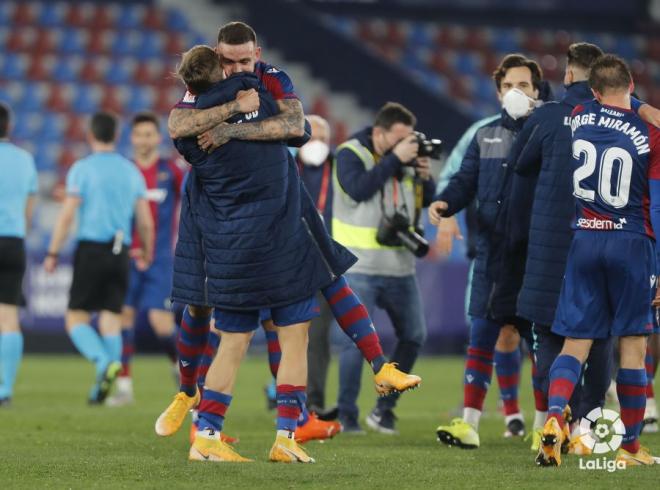 Roger abraza a sus compañeros tras clasificar al Levante para las semifinales de la Copa del Rey (Foto: LaLiga)