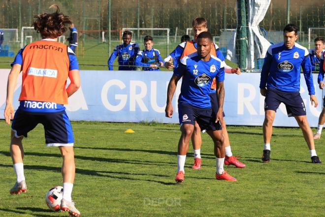 Los jugadores del Fabril, atentos al entrenamiento del Dépor (Foto: Dépor).jpg