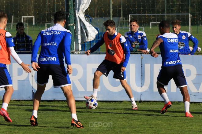 Jugadores del Fabril, atentos al rondo de la primera plantilla del Deportivo (Foto: RCD)