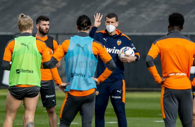 Gracia en la sesión de entrenamiento con los fichajes (Foto: Valencia CF)