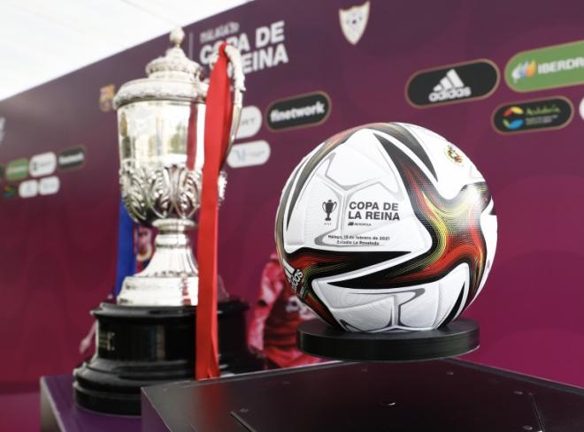 El balón de la final y el trofeo de la Copa de la Reina (Fotos: RFEF).
