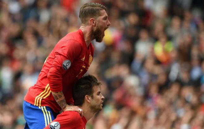 Sergio Ramos celebra con Gerard Piqué un gol de la selección española de fútbol: Luis Enrique los vigila.