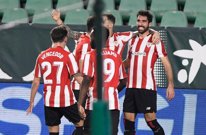 Raúl García celebra con el resto de jugadores del Athletic Club su gol al Real Betis en la Copa (Foto: Kiko Hurtado).