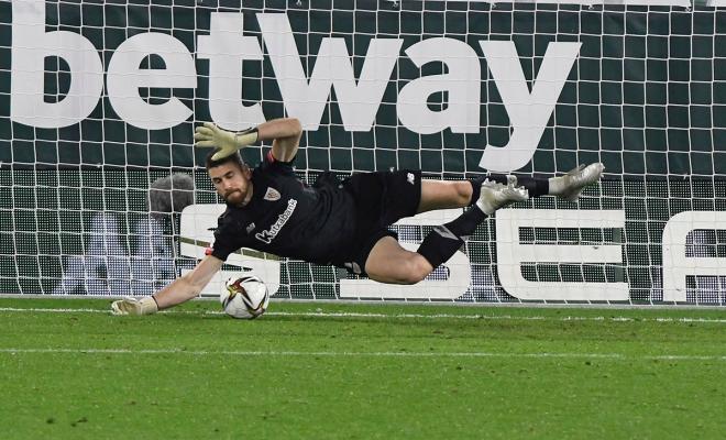 Unai Simón detiene un penalti (Foto: Kiko Hurtado).