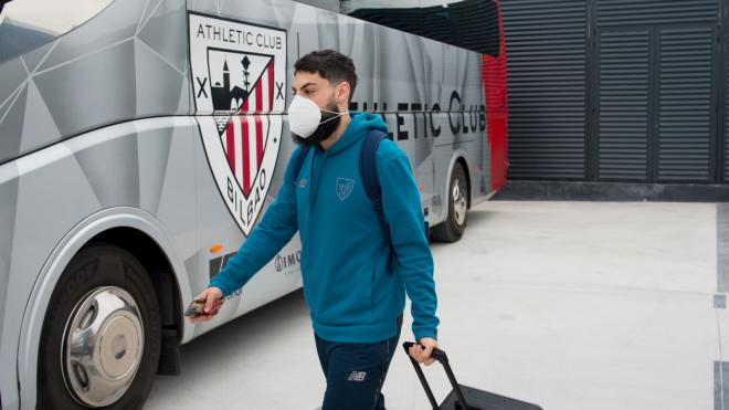 Asier Villalibre camino del autobús del equipo (Foto: Athletic Club).