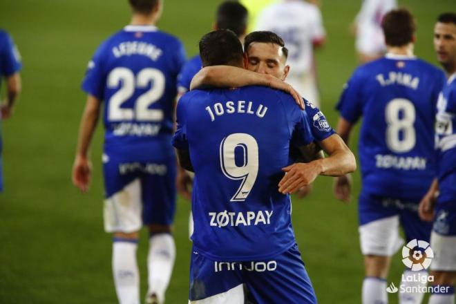 Joselu celebra su gol con Lucas Pérez.