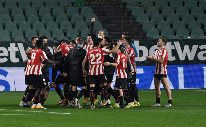 Los jugadores del Athletic celebran el pase a las semifinales de la Copa (Foto: Kiko Hurtado).