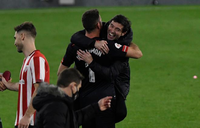Marcelino abraza a Unai Simón tras lograr el pase a semifinales en la tanda de penaltis.