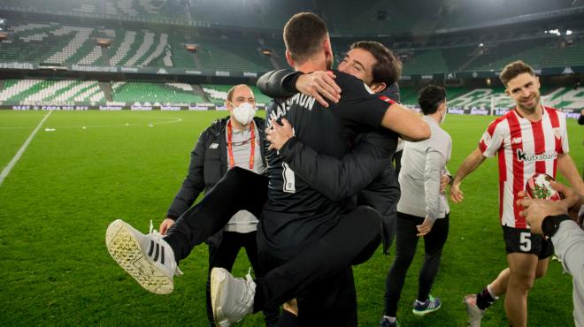 Unai Simón se abraza con Marcelino tras la tanda de penaltis (Foto: Athletic).