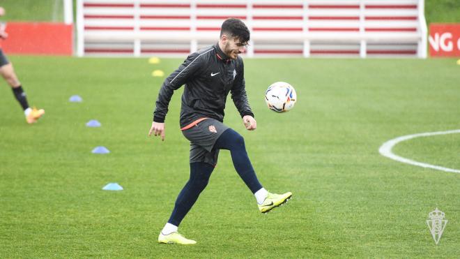 Víctor Campuzano, durante un entrenamiento del Sporting (Foto: RSG).