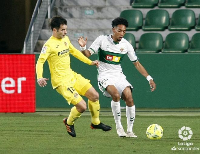 Trigueros y Mójica, en el Elche-Villarreal (Foto: LaLiga Santander).