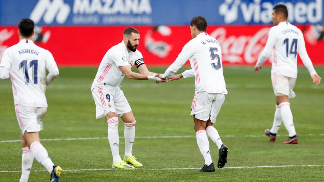 Karim Benzema felicita a Varane tras el gol del defensor ante el Huesca (Foto: RMCF).