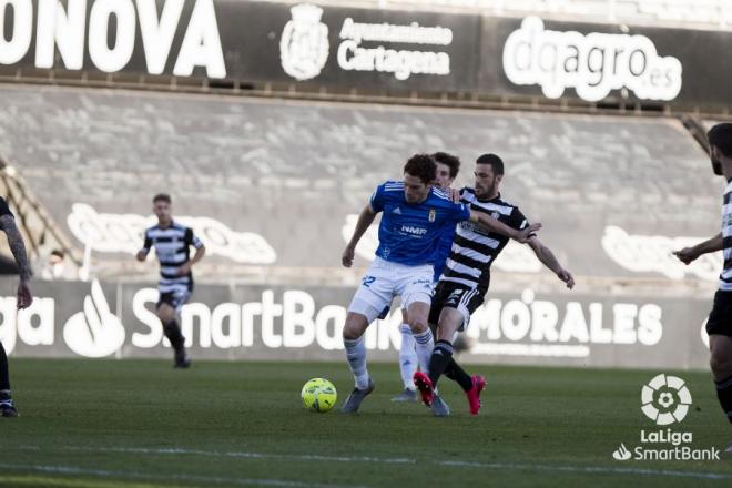 Blanco Leschuk, durante un lance del Oviedo-Cartagena (Foto: LaLiga).