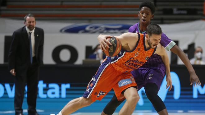 El Valencia Basket suma y sigue y no se deja sorprender por el Betis (89-81)