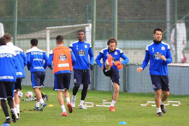 Varios jugadores del Deportivo entrenando en Abegondo (Foto: RCD).