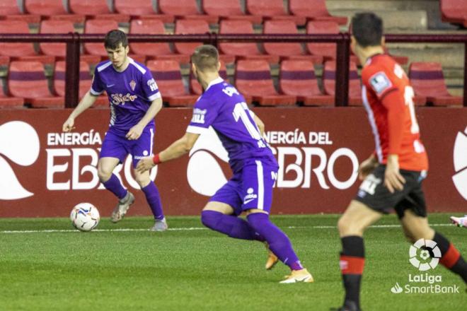 Guille Rosas, durante el Logroñés-Sporting (Foto: LaLiga).