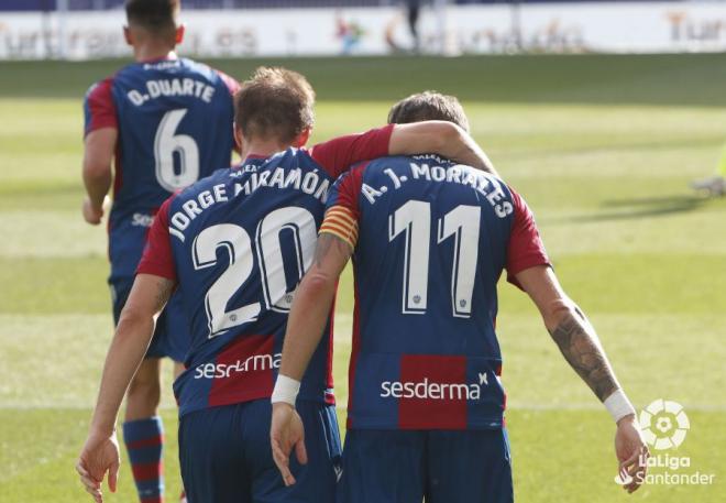 Miramón y Morales celebran el segundo gol al Granada (Foto: LaLiga).