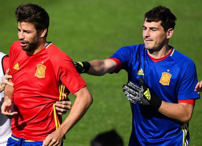 Casillas y Piqué, durante un entrenamiento (Foto: EFE).