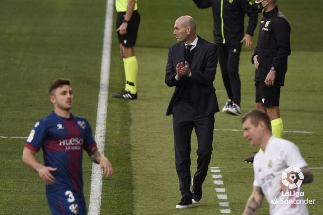 Zidane, en la banda de El Alcoraz durante el Huesca-Real Madrid (Foto: LaLiga).