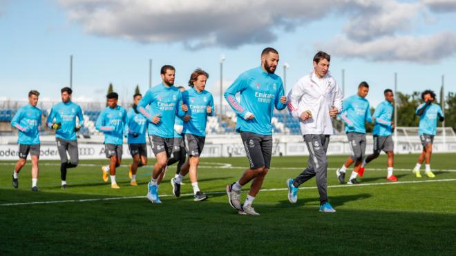 Benzema, Modric y Nacho hacen carrera continua en un entrenamiento del Real Madrid.