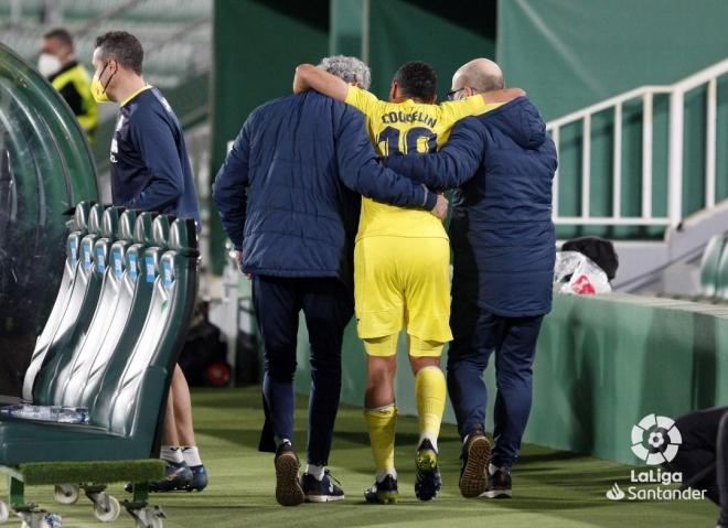 Francis Coquelin se retira lesionado del partido entre Elche y Villarreal (Foto: LaLiga).