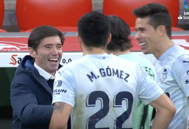 Marcelino se abraza a sus jugadores al final
