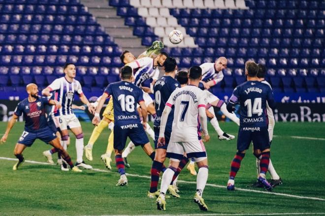 Los jugadores pucelanos y los de la SD Huesca, en un acción del duelo en Zorrilla (Foto: Real Valladolid).