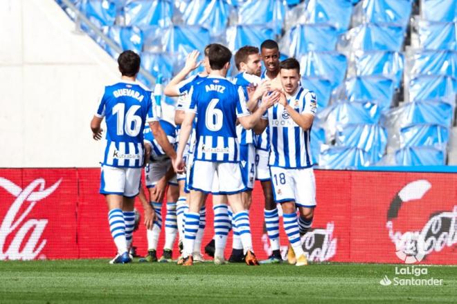 Los jugadores de la Real celebran el gol de Isak durante el Real Sociedad - Cádiz (Foto: LaLiga).