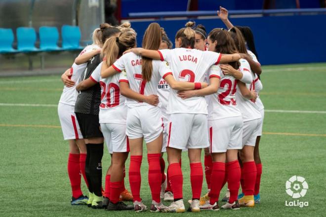 Las jugadoras del Sevilla Femenino abrazadas.