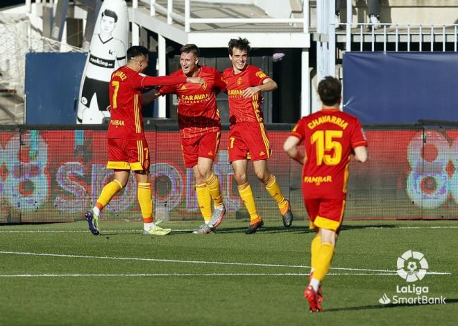 Vigaray celebra el gol de cabeza junto a sus compañeros (Foto: LaLiga).