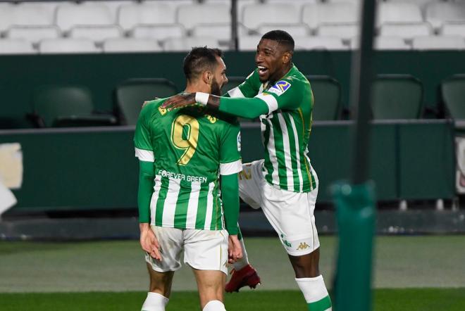 Emerson celebra un gol con Borja Iglesias. (Foto: Kiko Hurtado).