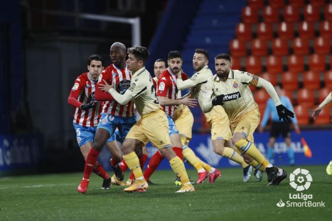Los jugadores del Espanyol acuden al remate en el duelo ante el Lugo (Foto: LaLiga).