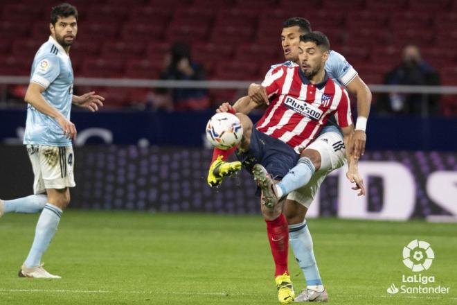 Murillo presiona a Luis Suárez durante el Atleti-Celta (Foto: LaLiga).