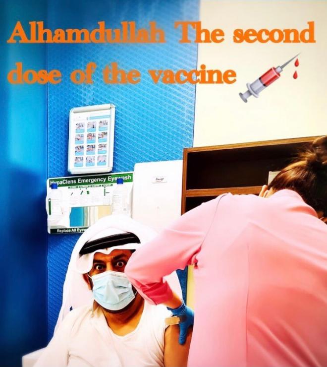 Al-Thani, recibiendo la segunda dosis de la vacuna contra el coronavirus.
