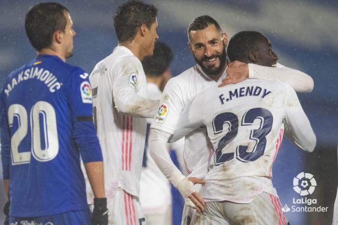 Benzema y Mendy se abrazan tras el gol del lateral en el Real Madrid-Getafe bajo las órdenes de Zidane (Foto: LaLiga Santander