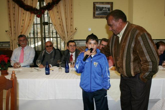 El pequeño Brahim, junto a la leyenda marroquí Ben Barek en la Venta del Túnel de Málaga. (Foto de archivo: MCF)