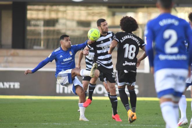 Giorgi Aburjania pugna un balón con Nahuel durante el partido del Oviedo ante el Cartagena (Foto: