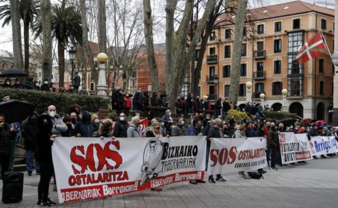 Hosteleros de Euskadi, reunidos ante la sede del TSJPV en Bilbao (Foto: EFE).
