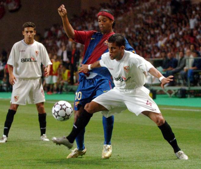 Jesús Navas y Dani Alves, con Ronaldinho en la final de la Supercopa de Europa de 2006.