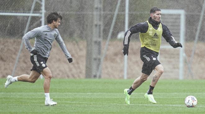'Jota' y Sergi Guardiola, bajo la lluvia, en el entrenamiento (Foto: Real Valladolid).