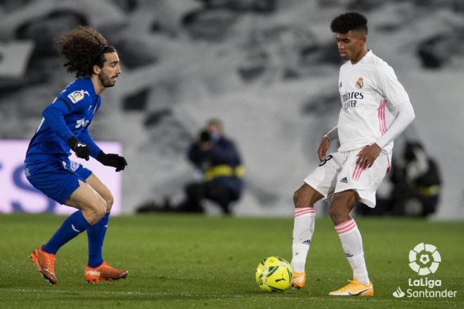 Marvin controla un balón ante la presión de Cucurella en un Real Madrid-Getafe.