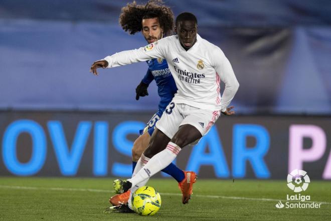 Ferland Mendy corre delante de Cucurella en el partido de ayer (Foto: LaLiga Santander).