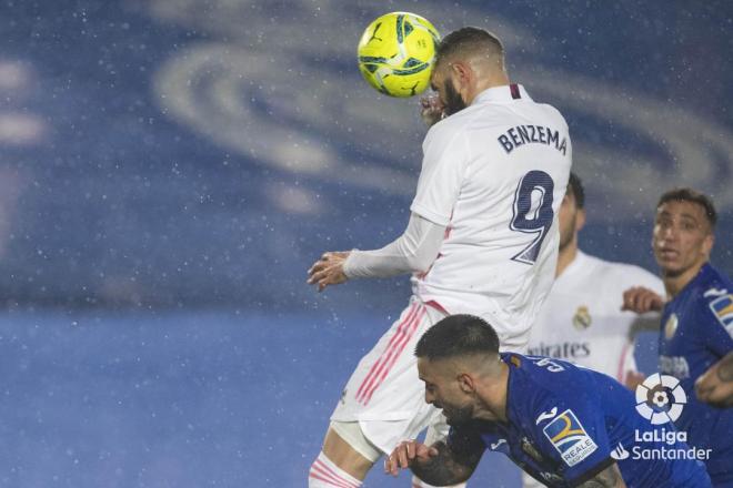 Karim Benzema remata a gol ante el Getafe (Foto: LaLiga Santander).