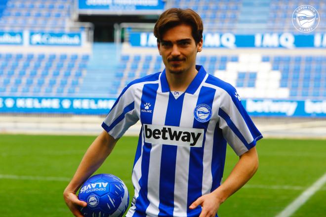 Íñigo Córdoba, en su presentación con el Alavés (Foto: @Alaves).