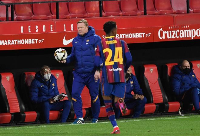 Koeman, con un balón en la mano durante el Sevilla-Barcelona (FOTO: KIKO HURTADO).