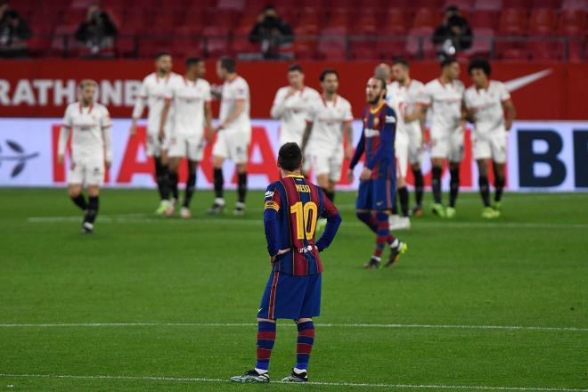 Messi, en primer plano mientras el Sevilla celebra el gol de Koundé (Foto: Kiko Hurtado).