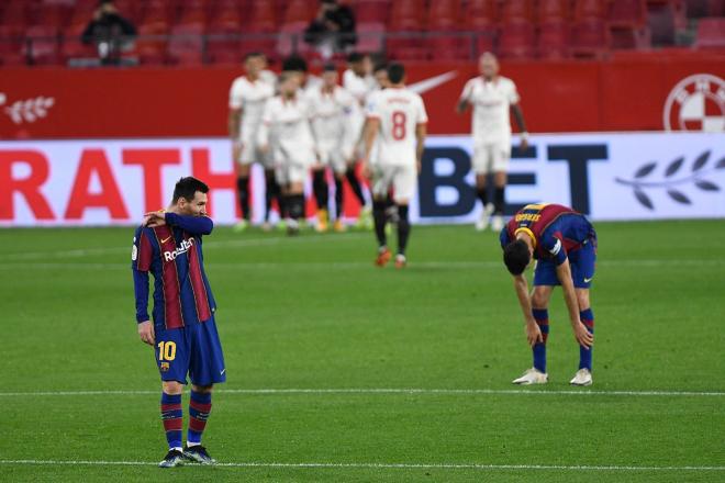 Leo Messi y Busquets lamentan el gol de Koundé en el Sevilla-Barcelona de Copa (FOTO: KIKO HURTADO).
